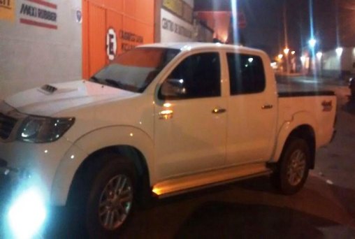  Casal é atacado por assaltantes e tem caminhonete roubada
