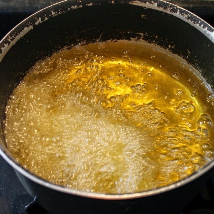 AINDA APANHOU: Marido descobre traição e é atacado com óleo quente e mordida pela esposa