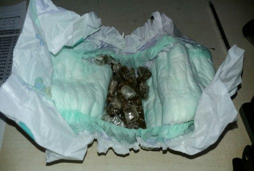 TRÁFICO - Mulher é presa com maconha escondida em fralda descartável
