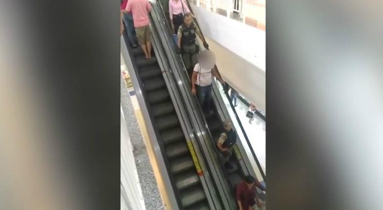 Homem é flagrado tendo relações sexuais com garoto  em shopping