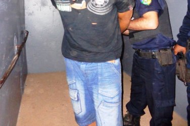 Adolescente é apreendido acusado de roubar motocicleta e comparsa escapa
