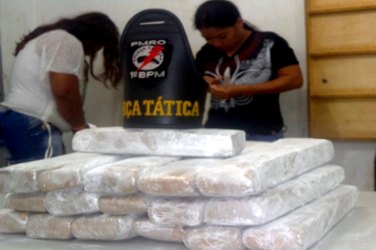 Polícia prende trio com quase 20 quilos de maconha no porto Cai N'Água
