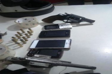 FLAGRANTE - Dupla é presa armada com revólveres
