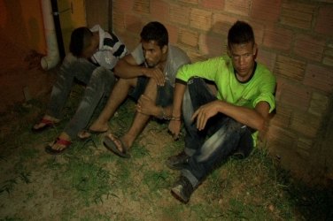 Polícia prende trio acusado de roubar residência
