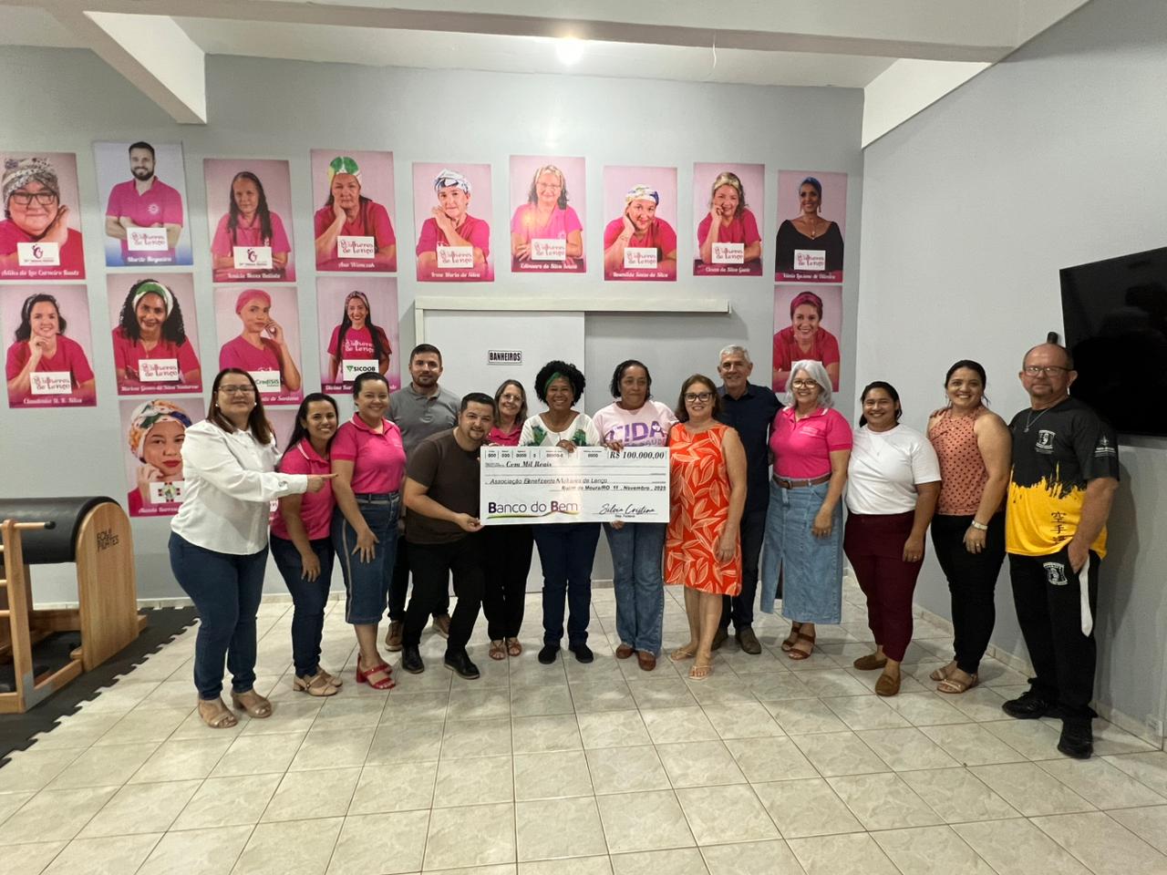 EM ROLIM DE MOURA: Sílvia Cristina entrega R$ 100 mil para a Associação Mulheres de Lenço