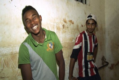 ACHANDO GRAÇA - Traficantes presos em flagrante gargalham muito na cela da Central
