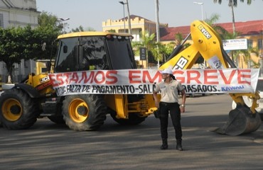 Funcionários de empresa que presta serviços a EMDUR fazem paralisação e fecham ruas no centro da cidade