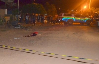 Mulher é morta a tiros na porta de casa