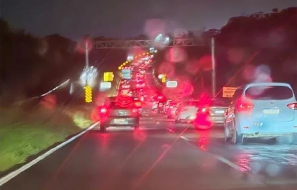 ATENÇÃO: Tombamento de veículo deixa tráfego interrompido na BR-364
