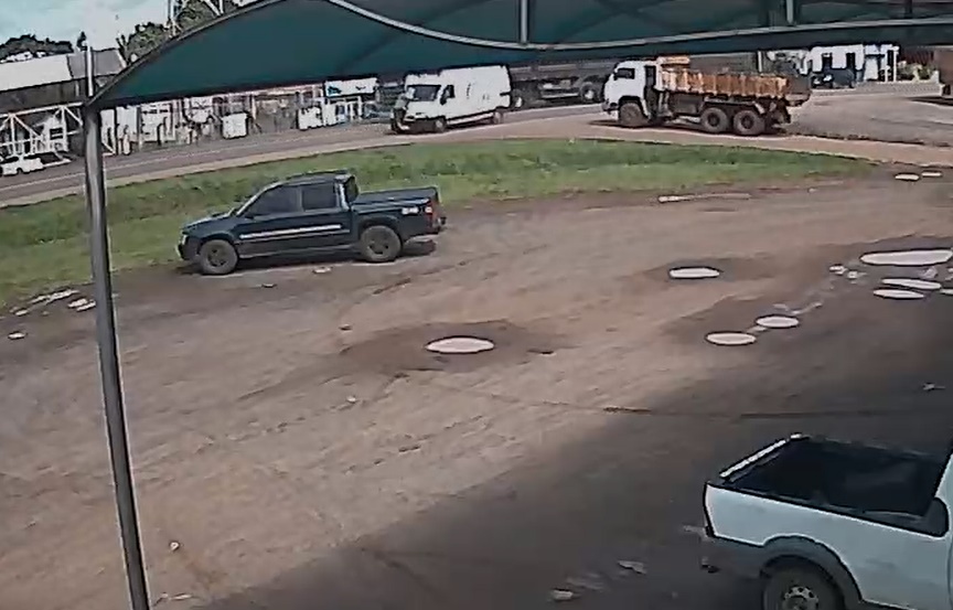 VÍDEO: Ambulância atropela homem que tentava atravessar a BR-364