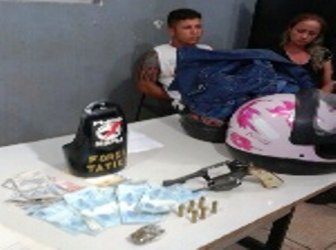 FLAGRANTE - Casal é preso com arma de fogo e maconha
