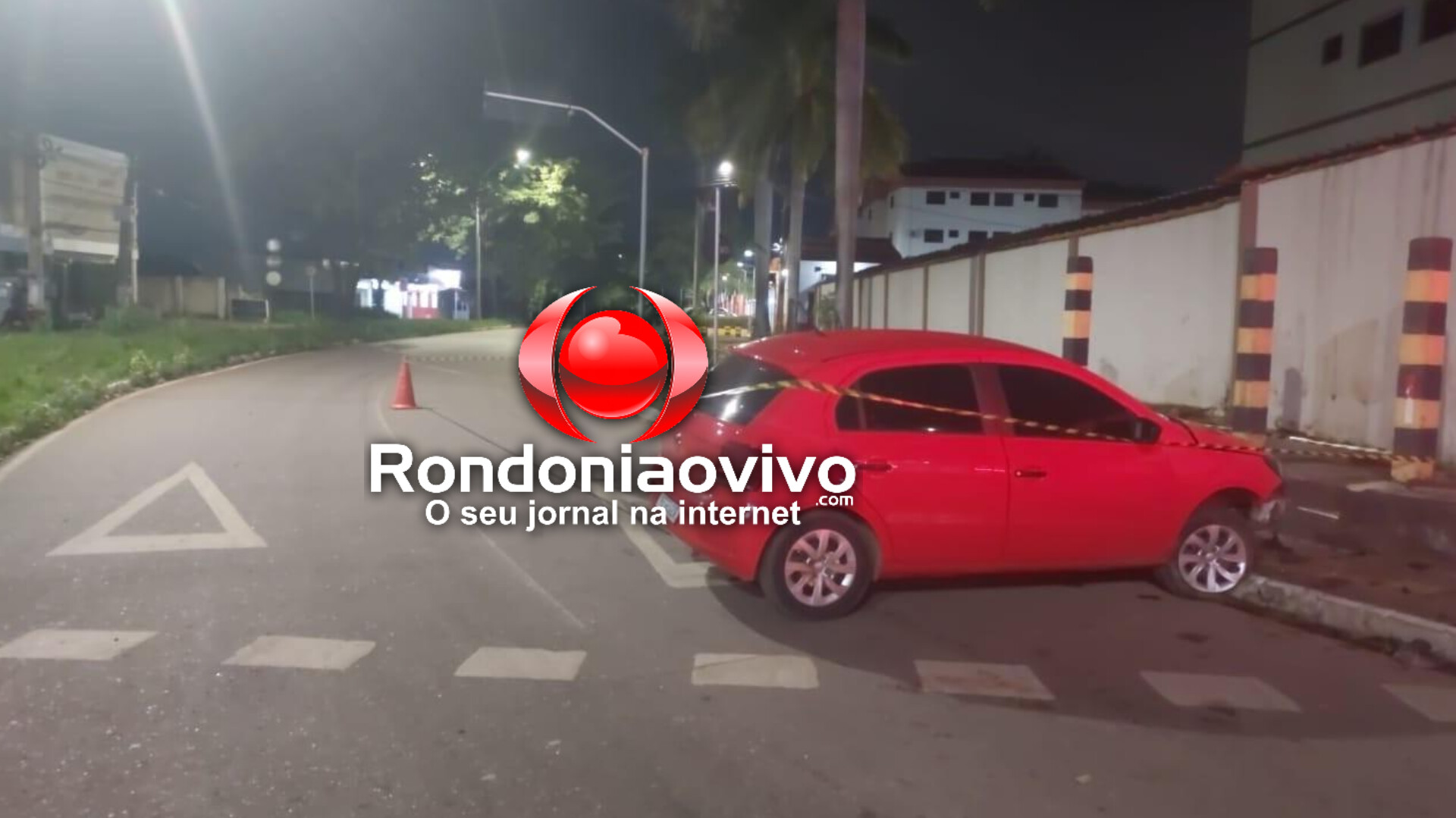 BÊBADO: Motorista perde o controle, atravessa rotatória e bate em muro de condomínio