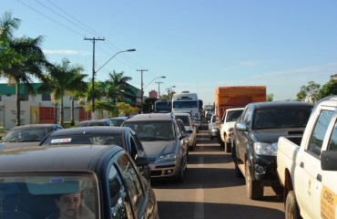 Engarrafamento de quase 2 km na Jorge Teixeira irrita motoristas de Porto Velho 