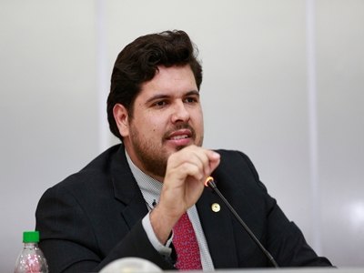 Jean Oliveira pede construção de lombadas e sinalização 