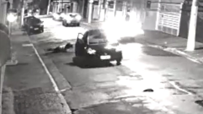 MARIDO VIOLENTO: Mulher pula de carro em movimento para escapar de agressão