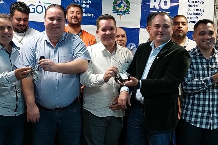 LUÍS DO HOSPITAL: Deputado prestigia entrega de novos veículos ao DER