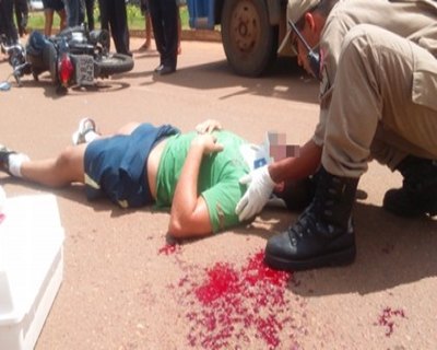 Pai e filho ficam feridos após colidirem contra traseira de caminhão parado
