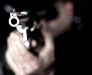 Dupla armada tenta roubar moto