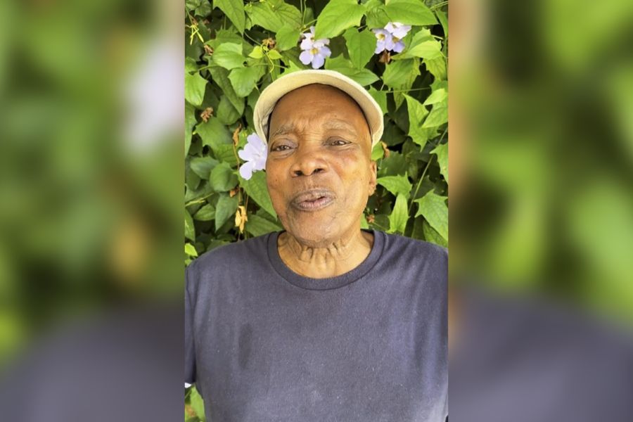 MESTRE: Com flor na cabeça, Milton Nascimento deseja feliz ano novo 