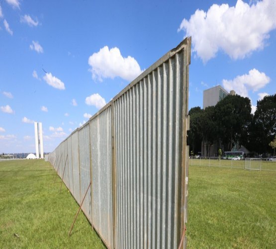 Dois mil policiais reforçam segurança na Esplanada para votação de PEC


