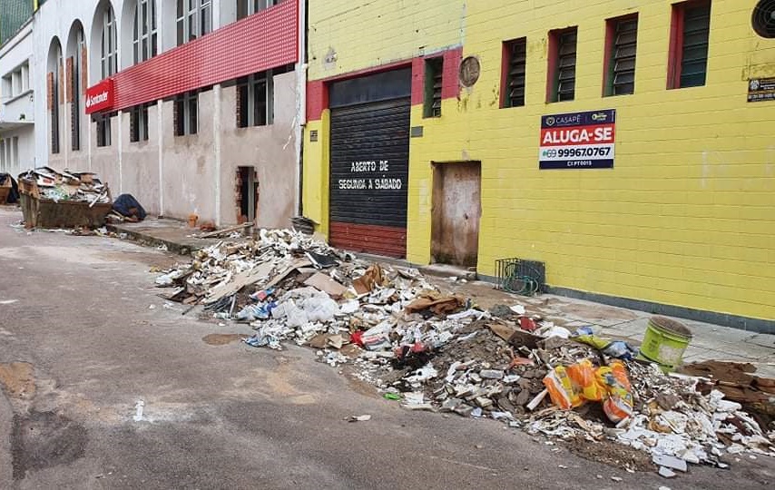 SUJEIRA: Lixo toma conta de rua e população pede limpeza em Porto Velho