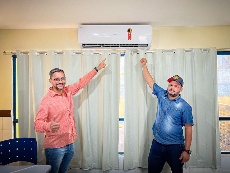 RECURSOS: Deputados realizam entrega de equipamentos em escola da capital