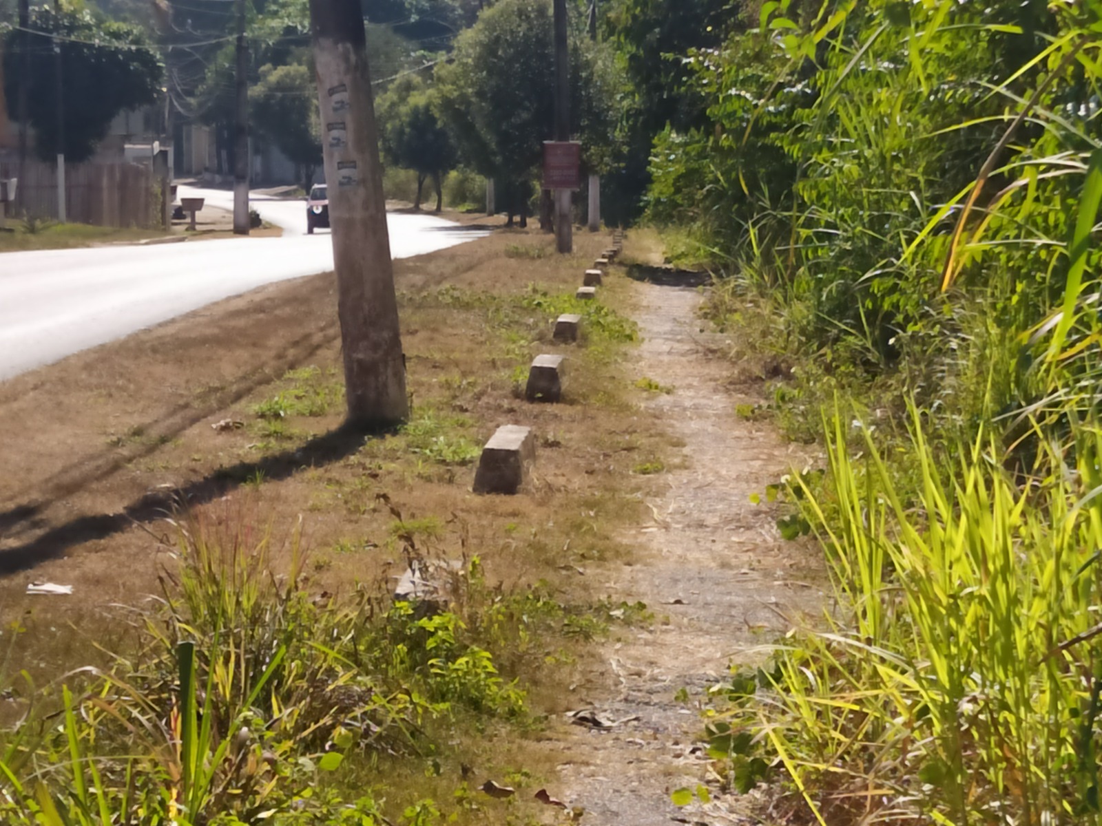 DESCASO: Ciclovia na Estrada do Santo Antônio foi abandonada pela prefeitura