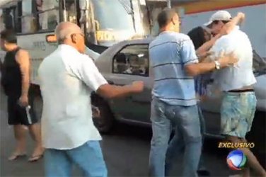 Revoltado com acidente, motorista dá chute e estoura vidro de carro com bebê dentro - VÍDEO