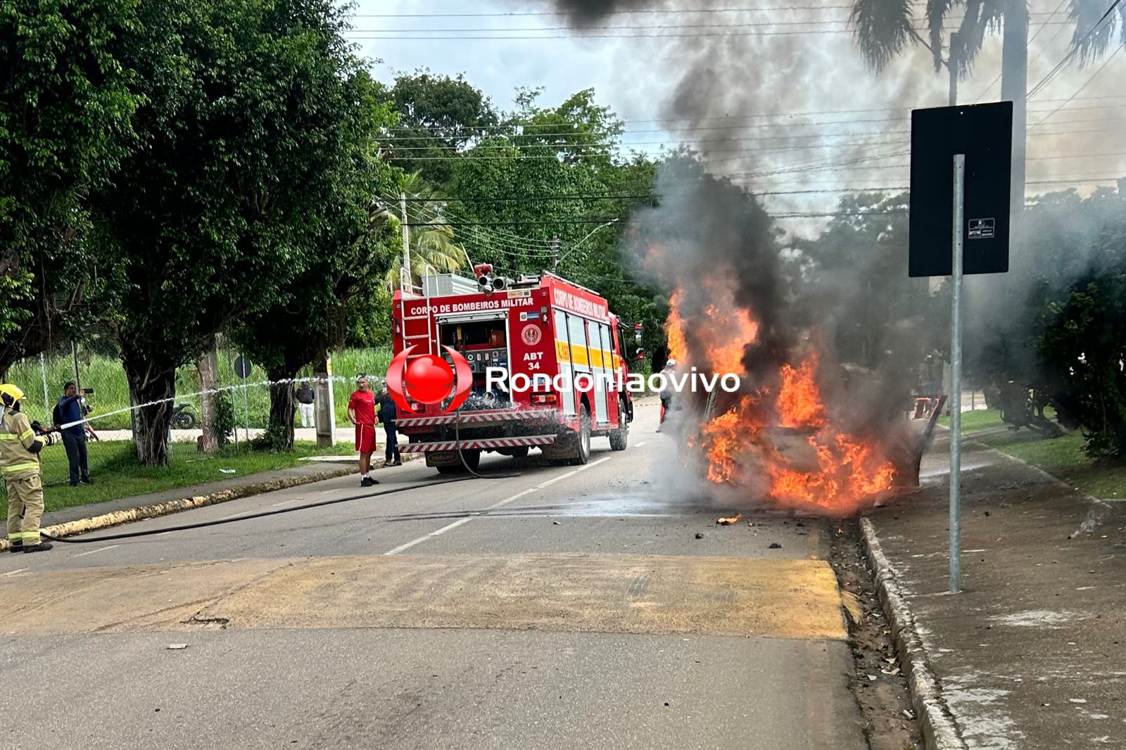 URGENTE: Carro Peugeot é destruído por incêndio em avenida na capital