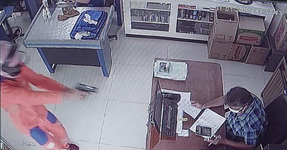 VÍDEO: Cliente diz que estava armado e ladrões fogem durante assalto