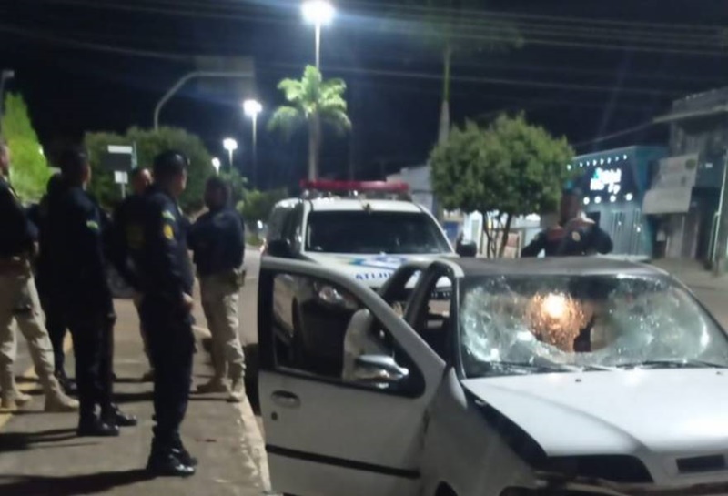 REVOLTADO: Homem embriagado destrói o próprio carro após ser abordado pela PRF