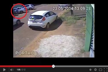 PLENA LUZ DO DIA - Ladrão arromba carro no centro, rouba equipamento caro e dono oferece recompensa - VÍDEO