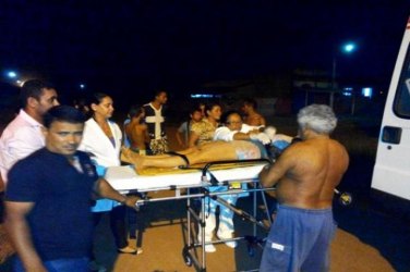 Jovem perde controle de moto e cai em via pública