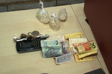 Dupla é presa acusada de comercializar drogas na área central da capital
