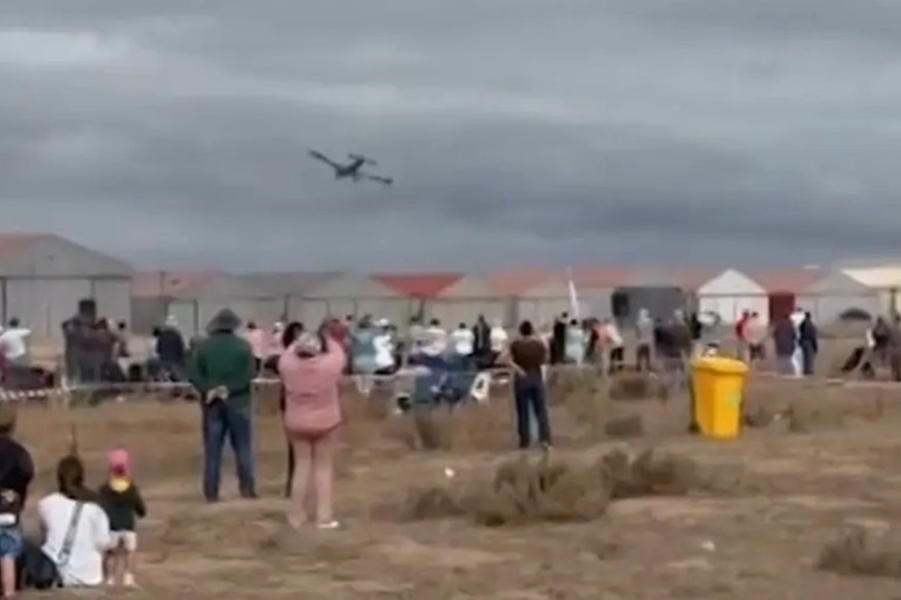 VÍDEO: Avião cai durante manobra em show aéreo; piloto morre