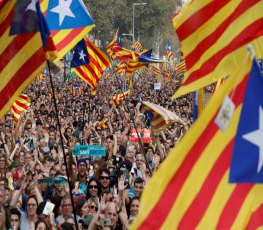 Aprova a destituição do governo da Catalunha pelo Senado espanhol