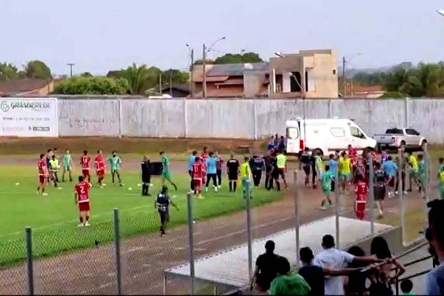 CENAS LAMENTÁVEIS: Briga generalizada no Rondoniense Sub-20 faz juiz terminar jogo antes do tempo