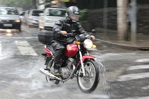 SURPREENDIDO: Bando do Onix rouba moto de jovem que esperava chuva passar 