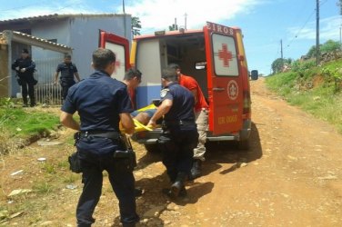 Homem esfaqueia sua mulher por causa de separação