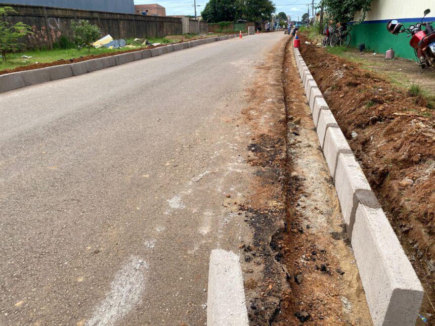 EDIMILSON DOURADO: Prefeitura realiza obras de calçada sarjeta e meio fio a pedido do vereador 
