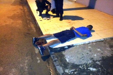 Polícia recupera moto roubada após troca de tiros
