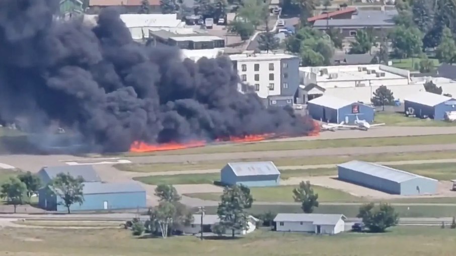 VÍDEO: Avião cai e atinge aeronaves em aeroporto