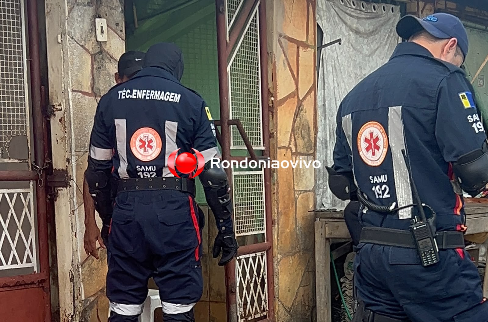 VÍDEO: Ventania arranca telhado e homem sofre acidente de trabalho ao fazer manutenção 