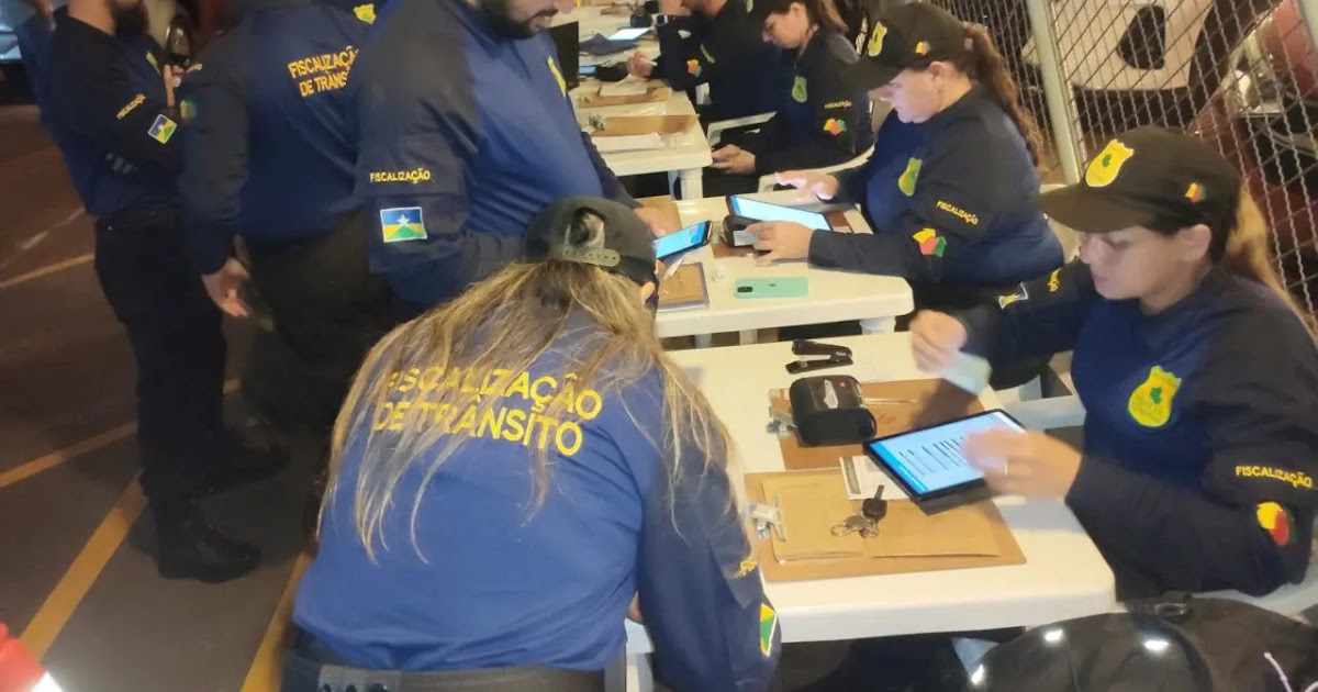 LEI SECA: Casal fica ferido após cair com moto em córrego durante tentativa de fuga 