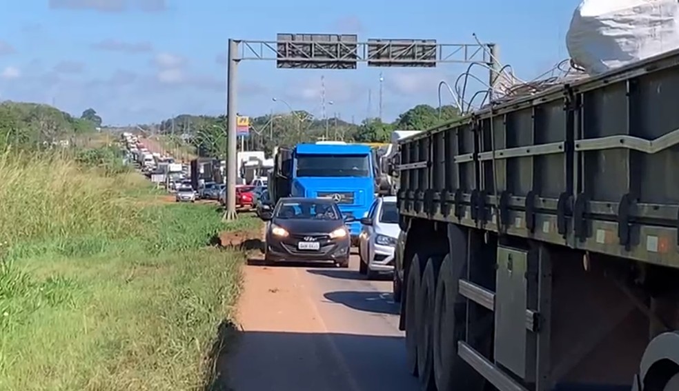 ACIDENTE: Tombamento de veículo interdita trecho da BR-364 em Rondônia