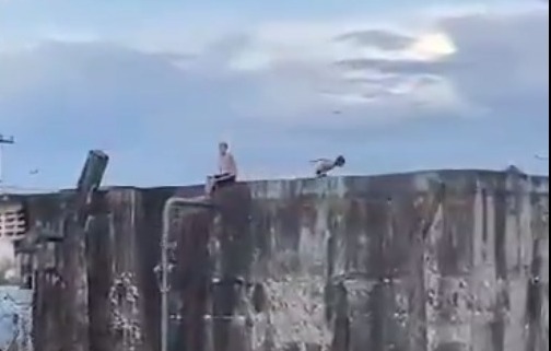 CENAS DA CIDADE: Crianças tomam banho dentro de centro de distribuição da Caerd