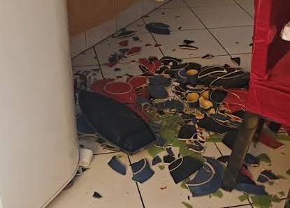 PAROU NA UPA: Marido agride esposa que negou ver celular e leva 'pratada' na cabeça 