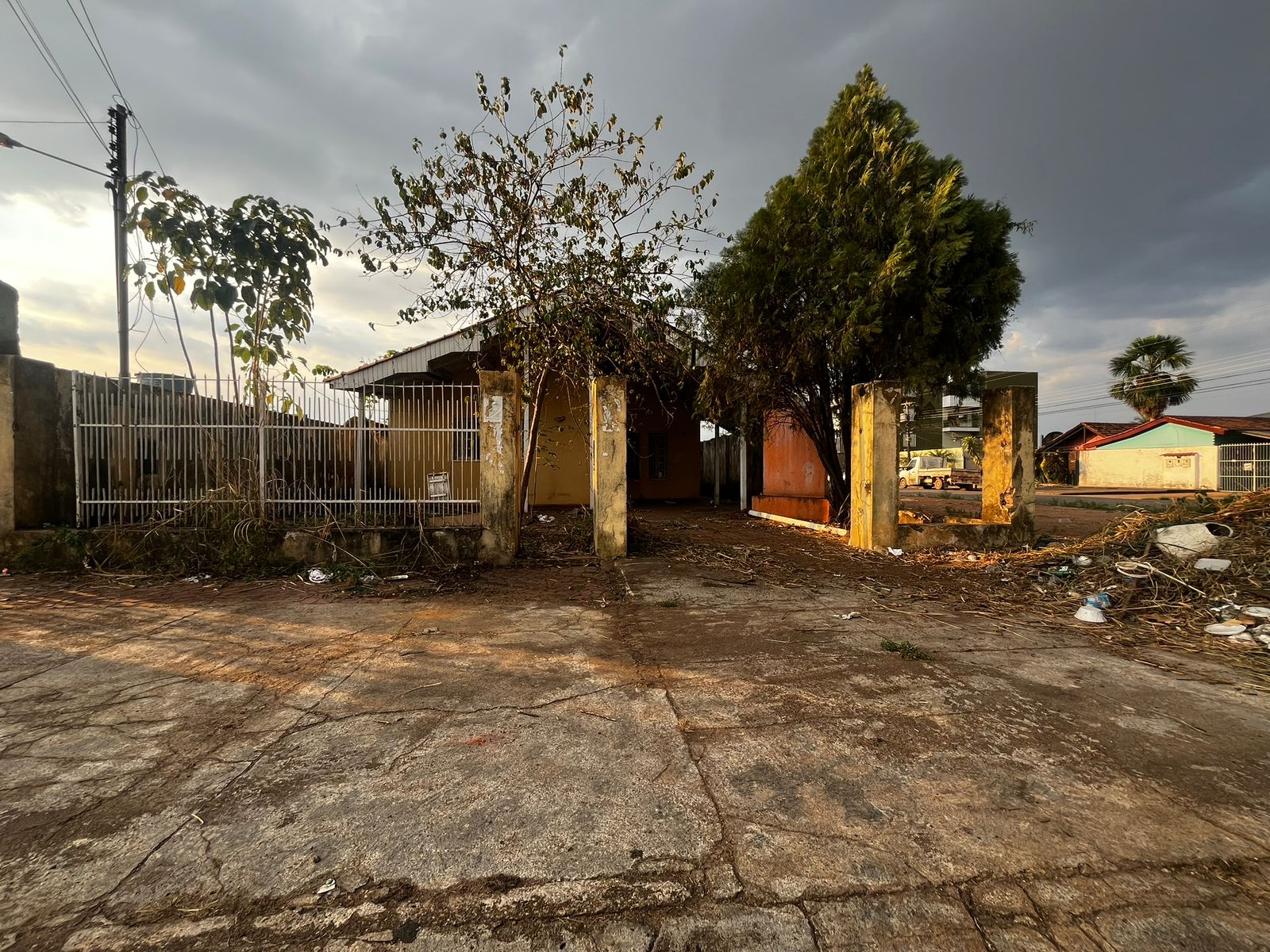 DEPREDAÇÃO: Casa abandonada é invadida e preocupa moradores de bairro