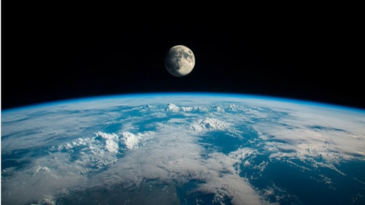 LUZ PÁLIDA: A Lua está se afastando da terra e causando consequências graves 