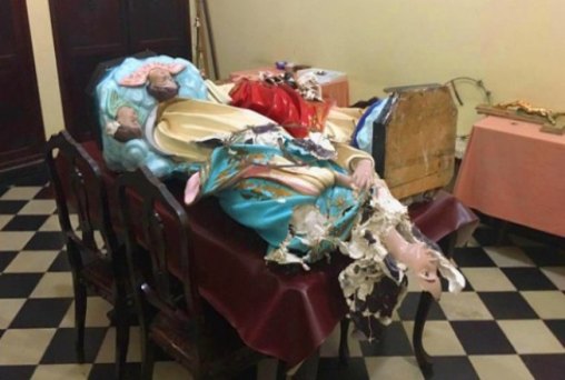 Adolescente quebra imagens santa em igreja